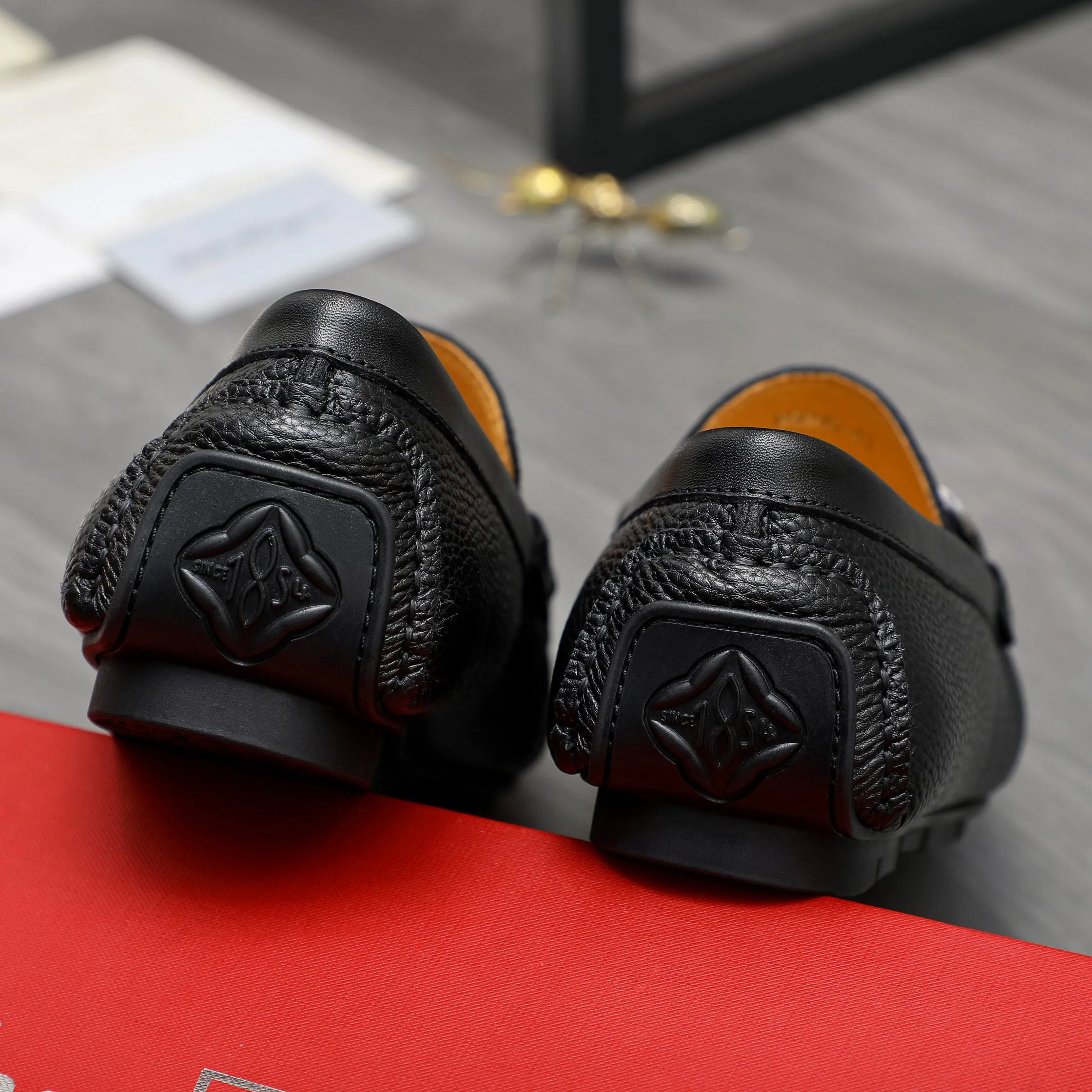 Men's shoes 💰p380 Product trademark: Ferragamo " Ferragamo ] Casual slip-on men's shoes Regular size: 38-45 Product material: Selected pebbled cowhide upper, pigskin lining, rubber outsole